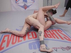 巨乳な, 指いじり, なめる, 淫乱熟女, 裸, 赤毛, タトゥー, レスリング