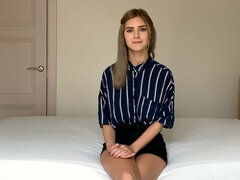 Gros cul, Grosse bite, Sucer une bite, En levrette, Seins naturels, Pov, Timide, Adolescente