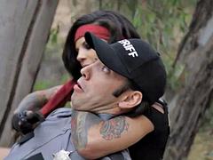 Gros seins, Sucer une bite, Bondage, Brunette brune, Fétiche, Hard, Tatouage, Nénés