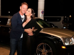 In den arsch, Arsch, Grosse titten, Blasen, Auto, Süss, Handjob, Lingerie