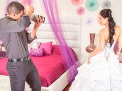 Chambre à dormir, Gros cul, Grosse bite, Sucer une bite, Brunette brune, En levrette, Seins naturels, Adolescente