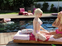 Arsch, Arschlecken, Bikini, Bisexuell, Masturbation, Piercing, Pool, Transfrau