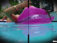 Cunnilingus, Rubia, Mamada, Rostro sentado, Sexo duro, Piscina, Tatuaje, Mojado