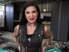 Grosse bite, Sucer une bite, Brunette brune, Mère que j'aimerais baiser, Maman, Pov, Suçant, Tatouage