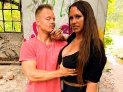 Gros cul, Grosse bite, Robe, Noir ébène, Interracial, Argent, Seins naturels, De plein air