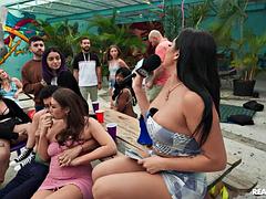 Большие сиськи, Брюнетки, Семяизвержение, Хд, Межрасовый секс, Вечеринка, Втроем, Сиськи