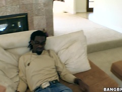 Amateur, Gros seins, Sucer une bite, Brunette brune, Tir de sperme, Faciale, Interracial, Petite femme