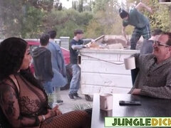 Grosser arsch, Grosse titten, Blasen, Kehlenfick, Schwanz, Schwarz, Fett, Gruppe