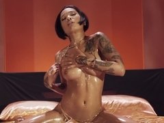 Honey Gold gets oiled up and pleasantly fucked in bed
