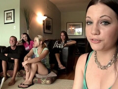 Blonde, Homme nu et filles habillées, Tir de sperme, Queue, Hard, Orgie, Fête, Adolescente