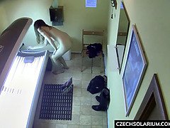 18 jahre, Braunhaarige, Tschechisch, Masturbation, Öffentlich, Rasiert, Solarium, Spanner