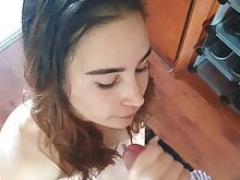 18 ans, Amateur, Sucer une bite, Brunette brune, Éjaculer dans la bouche, Tir de sperme, Branlette thaïlandaise, Pov