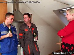 お尻, デカパイ, ブロンド, 熟年, 母, オマンコ, 三人, オッパイの