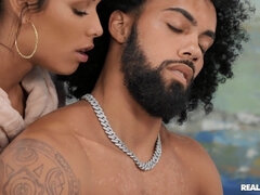 Cuarto de baño, Verga grande, Tetas grandes, Estilo perrito, Pajear, Sexo duro, Interracial, Mojado