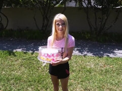 美女, デカチン, ブロンド, フェラチオ, 手コキする, デカチンの, 小柄, 公共