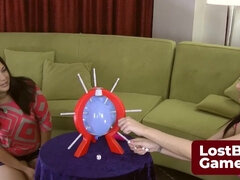 Grosse titten, Braunhaarige, Spiele, Lesbisch, Orgasmus, Sich ausziehen, Jungendliche (18+), Spielzeuge