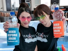 Mamada, Pajear, Sexo duro, Lamidas, Tetas naturales, Piscina, Trio, Mojado