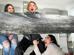 Grosser arsch, Grosse titten, Blasen, Hundestellung, Frau frau mann, Interrassisch, Küche, Pov