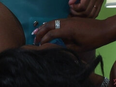 アナル, ベッドルーム, 黒人, 黒人, レズビアン, なめる, ピアス, 三人