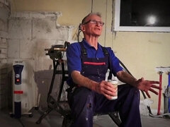 Sucer une bite, Brunette brune, Gorge profonde, Queue, Grandpère, Embrassement, Mature, Adolescente