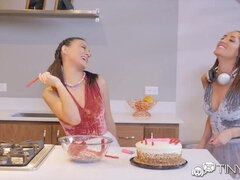 Минет, Семяизвержение, Смазливые, Член, Две девушки, Секс без цензуры, Косички, Молоденькие