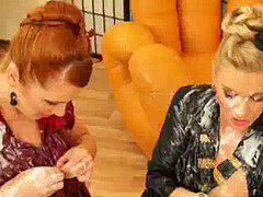 Groepseks ejactulatie, Sperma shot, Europees, Sperma in gezicht, Muurgat, Hakken, Masturbatie, Roodharige vrouw