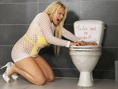 Blondine, Puppe, Fetisch, Fingern, Masturbation, Pissen, Solo, Entkleiden