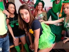 Gros cul, Grosse bite, Sucer une bite, En levrette, Le plan cul à quatre, Seins naturels, Adolescente, Nénés