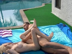 Leie, Blondine, Spermaladung, Im freien, Zierlich, Pool, Dürr, Titten