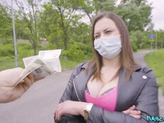 Grosser arsch, Grosse titten, Blasen, Maske, Milf, Im freien, Pov, Entkleiden