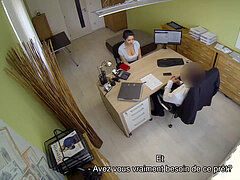 LOAN4K. Lagent ne peut pas resister devant la belle adolescente du client