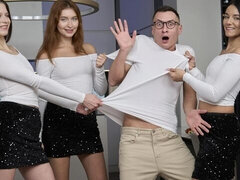 18 ans, Gros cul, Grosse bite, Sucer une bite, En levrette, 2 femmes 1 homme, Seins naturels, Nénés