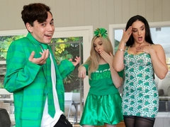 Arsch, Blasen, Braunhaarige, Frau frau mann, Handjob, Milf, Pov, Sohn