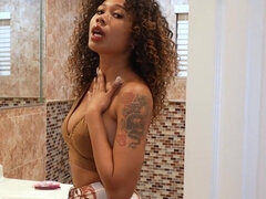 Verga grande, Engañando, Garganta profunda, Ébano, Madres para coger, Pezones, Tatuaje, Esposa