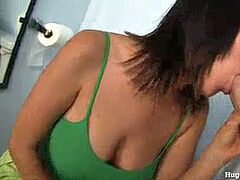 Blasen, Braunhaarige, Puppe, Schwanzloch, Handjob, Masturbation, Öffentlich, Muschi