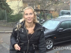 Grosser arsch, Blondine, Hundestellung, Handjob, Selbstgemacht, Unschuldig, Milf, Rasiert