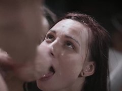 Cul, Sucer une bite, Brunette brune, Gorge profonde, Face assise, Lesbienne, Chatte, Plan cul à trois