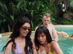 Брюнетки, Семяизвержение, Секс без цензуры, Латиноамериканки, Порнозвезда, На публике, Втроем, Сиськи