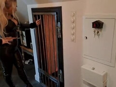 Enthousiasteling, Blond, Naakte man aangeklede vrouw, Voeten, Duits, Hakken, Vernedering, Kousen