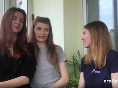 Amateur, Nana, Brunette brune, Face assise, Lesbienne, Rasée, Adolescente, Plan cul à trois