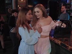 Rubia, Mamada, Penetracion con dedos, Lesbiana, Lamidas, Pene, Público, Coño