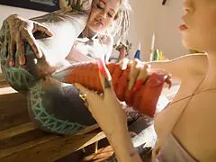 In den arsch, Dildo, Fingern, Grufti, Hd, Lesbisch, Masturbation, Tätowierung