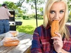 Cul, Blonde, Sucer une bite, En levrette, Rasée, Dénudage, Adolescente, Nénés