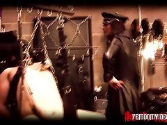 Bondage discipline sadomasochisme, Brits, Naakte man aangeklede vrouw, Dominante vrouw, Hd, Leer, Meesteres