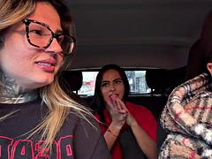 Enthousiasteling, Biseksueel, Hardcore, Hd, Interraciaal, Openbaar, Tatoeage, Tieten likken