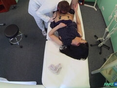 素人, 医者, 指いじり, なめる, 看護婦, オフィス, オマンコ, ユニフォーム