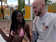 18 ans, Amateur, Noire, Noir ébène, Fille latino, Masturbation, Public, Maigrichonne