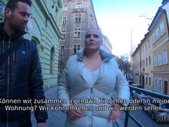 Der Mensch bewundert, wie vollbusige Schönheit Jäger auf Titten abspritzen lässt