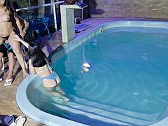 Verga grande, Mamada, Morena, Atrapados, Hd, Masturbación, Piscina, Público