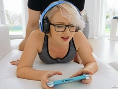 Grosse bite, Blonde, Sucer une bite, En levrette, Seins naturels, Cheveux courts, Adolescente, Nénés